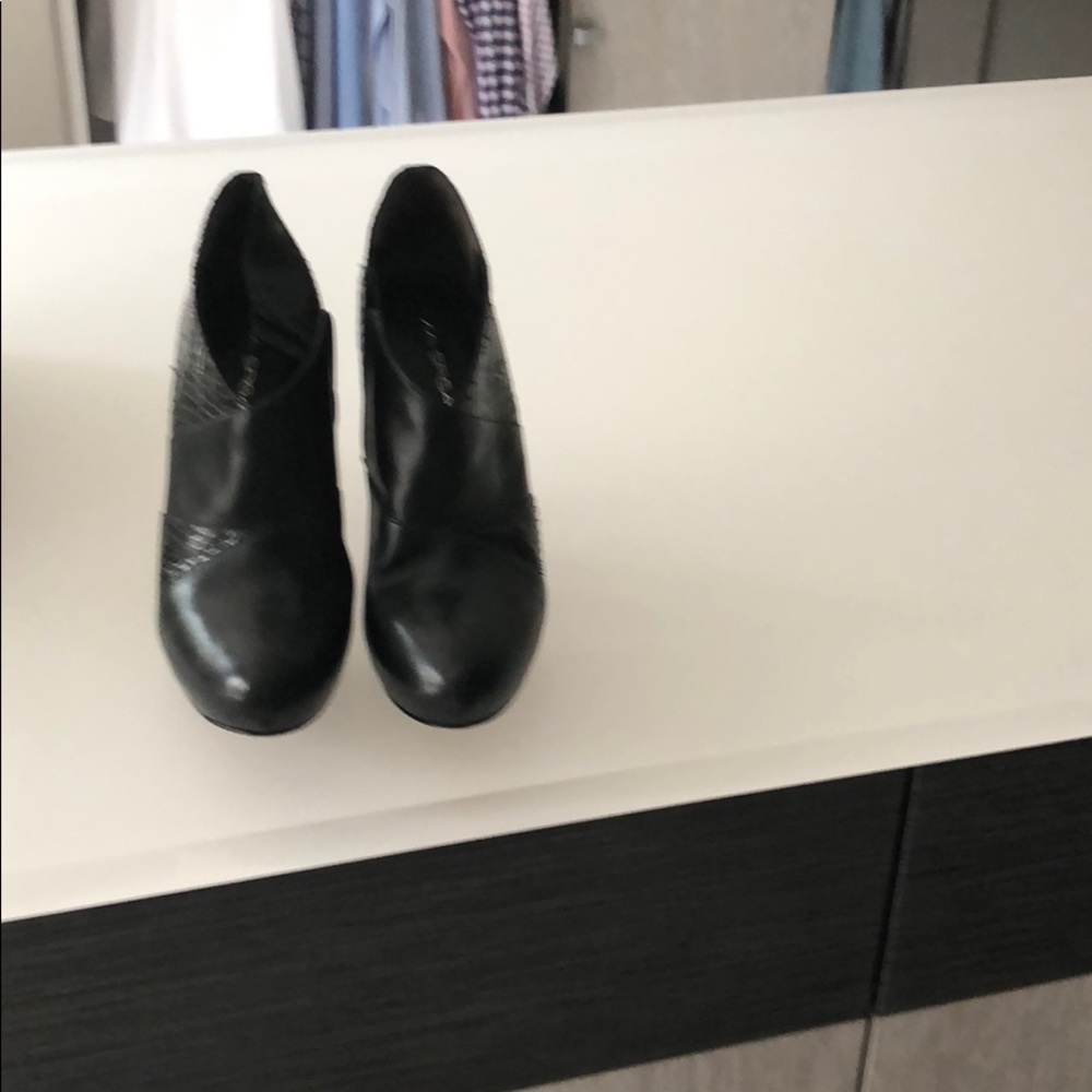Black bootie pumps